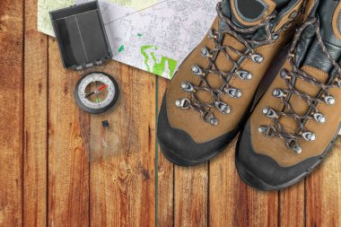 Yürüyüş konsepti. harita, sırt çantası, pusula, yürüyüş botları