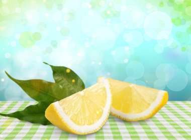 Yeşil bir arka plan üzerinde taze limon