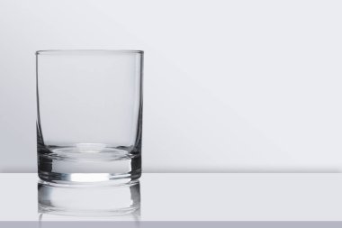 Arka planda su için boş bardak, kapat