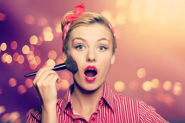 pin-up makyaj kadınla