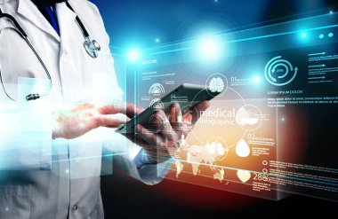 Hastanedeki doktor tabletle çalışıyor.