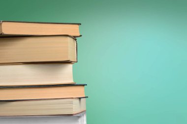 Ahşap zemin üzerine kitap yığını