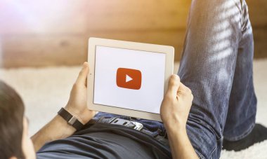 adam ile genç tablet PC'de