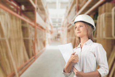 Kasklı genç ve güzel bir kadın.