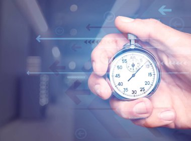 Arka plan üzerinde insan elinde kronometre