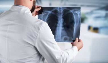 Doktor röntgende arka plan bulanık incelenmesi 