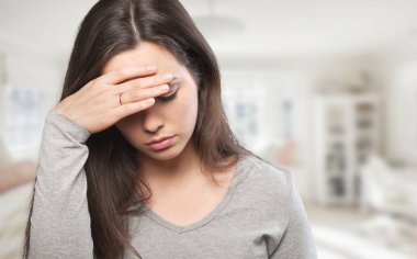 Genç ve güzel bir kadın baş ağrısı çekiyor.