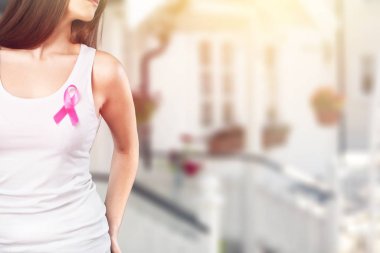 Pembe rozetli kadın göğsü, göğüs kanseri farkındalığı 