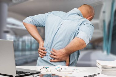 Sırtı ağrıyan genç iş adamı 