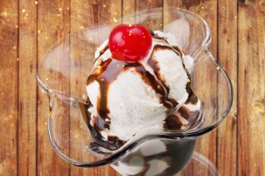 Cam lezzetli çikolatalı dondurma