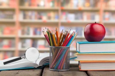 Okul kırtasiyesi ahşap masada. 