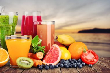 Tahta masada taze meyve ve meyve suyu.