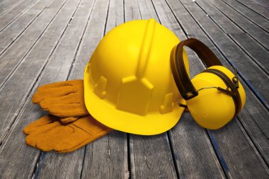 Yerde sarı bir şapka var.