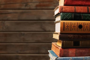 Kütüphanede klasikler yığını
