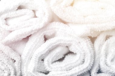 Açık renkli kabarık havlu yığını