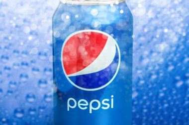 Pepsi Can buz arka plan üzerinde izole