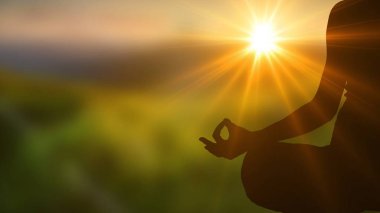 Gün batımında meditasyon yapan kadın silueti 