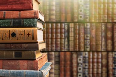 Ahşap zemin üzerine kitap yığını