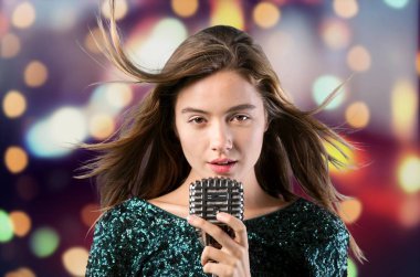 Mikrofonlu güzel genç bir kadın.