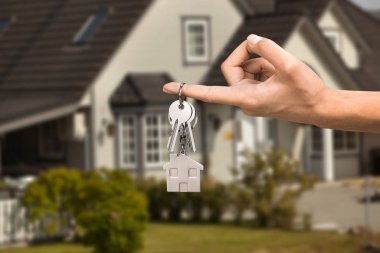 bulanık arka planda bir anahtar tutma 