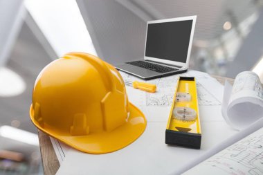 Ofis masasında mimar aletleri