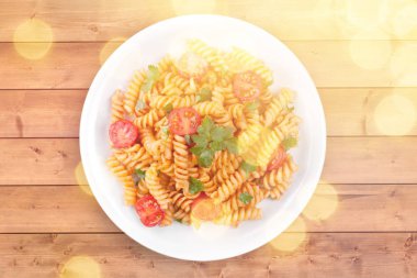 Tahta masada kiraz domatesli spagetti.