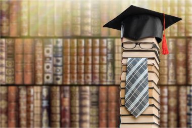 Kütüphanedeki masanın üzerinde kitap yığını