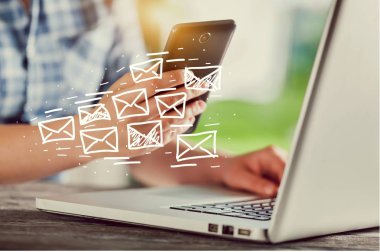 Arka planda telefonu ve bilgisayarı olan iş adamı 