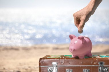 kumbara para koyarak el