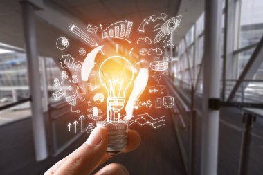 yaratıcı fikir sembolü, ampul tutan adam. 
