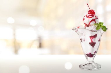 Dondurma masada, parlak arkaplanda.