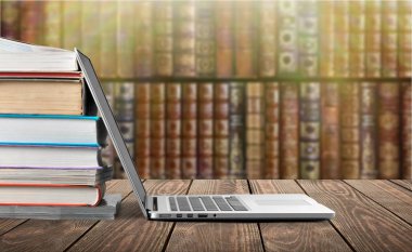 Kitap ve dizüstü bilgisayar yığını, modern eğitim arka plan