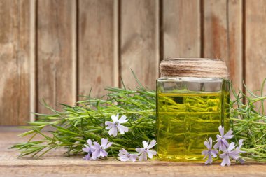 Taze bitkiler ve cam bir kavanozda gerekli yağ.