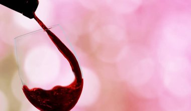 Kırmızı şarap kadehinin dökme
