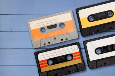 Arka plan üzerinde retro ses kasetleri topluluğu