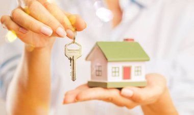 Ev modeli insan ellerinde, yakın çekim görüntüsü 