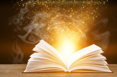 masadaki açık kitabın yakın çekim görünümü