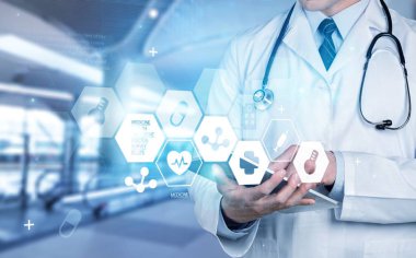 Hastanedeki doktor tabletle çalışıyor.