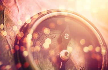 Antika pirinç pusula