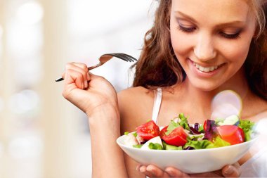 mutlu kadın taze salata yemek