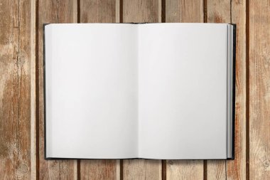 Ahşap masa boş kitap.