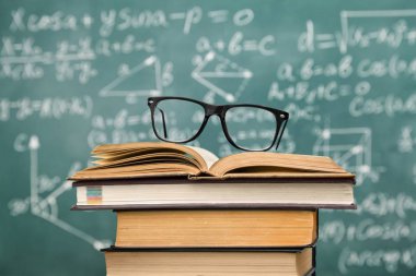 Yığın kitap ve gözlük, eğitim ve arka plan öğrenme