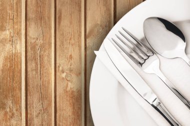 Çatal kaşık ve bıçak beyaz tabakta