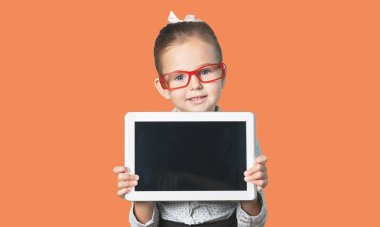 Mercan arka planında boş karatahta olan tatlı bir kız.