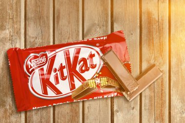 Tahta arka planda Kit Kat çikolatası 