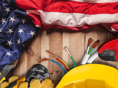 ABD bayrak ve inşaat araçlarının üst görünümü