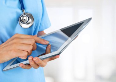 Dijital tablet, yakından görmek tutan doktor 