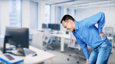 İş adamı geri ile acı bir ofis. Ağrı Rölyef kavramı