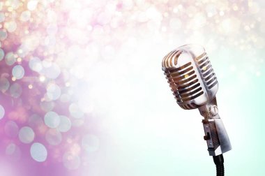 Arka plan üzerinde retro tarzı mikrofon