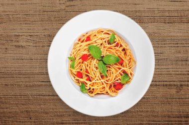 İtalyan makarna beyaz tabakta domates ile